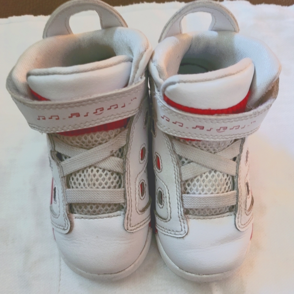 Jordan's retro 6 size 7c, white and red